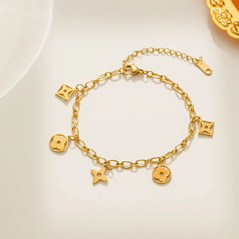 Gouden armbandje met bedeltjes