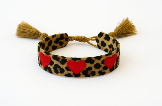 Geweven armbandje camel hartjes rood